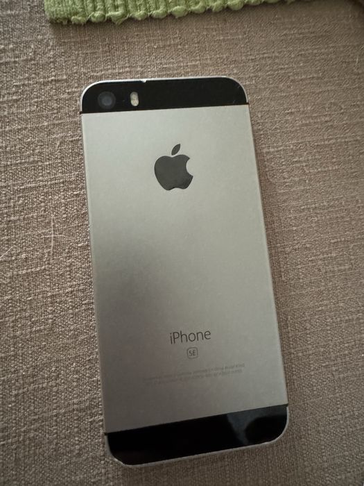 Продам iPhone SE 2016 года