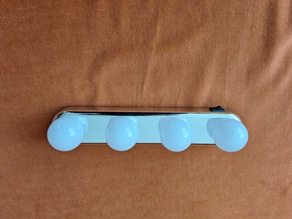 Lampa cu leduri, fixare cu ventuze sau in dibluri, pe baterii