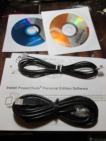 Комплект дата кабели и софтуер за управление на APC Back-UPS Pro.
