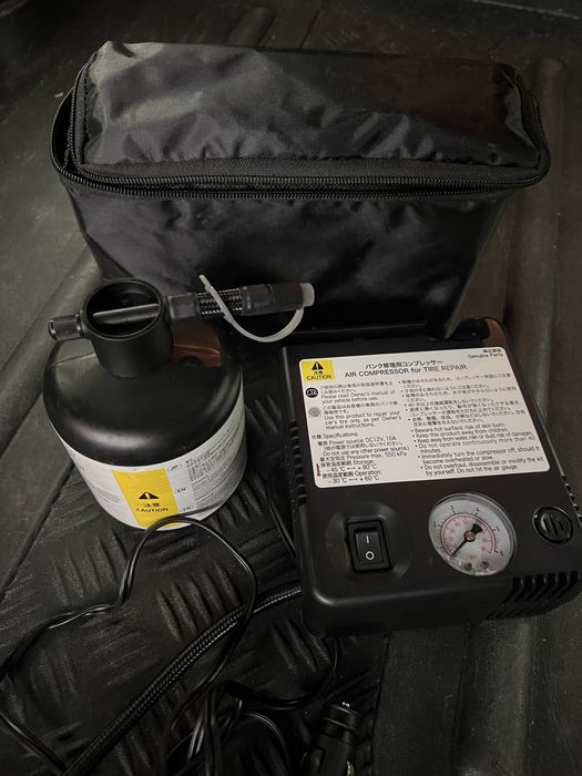 Kit compresor auto cu soluție pentru pană