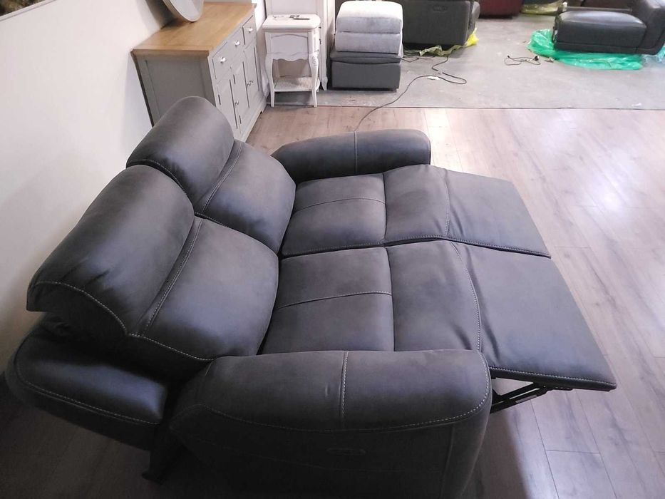 Тъмно сив диван от плат двойка с електрически релаксиращ механизъм