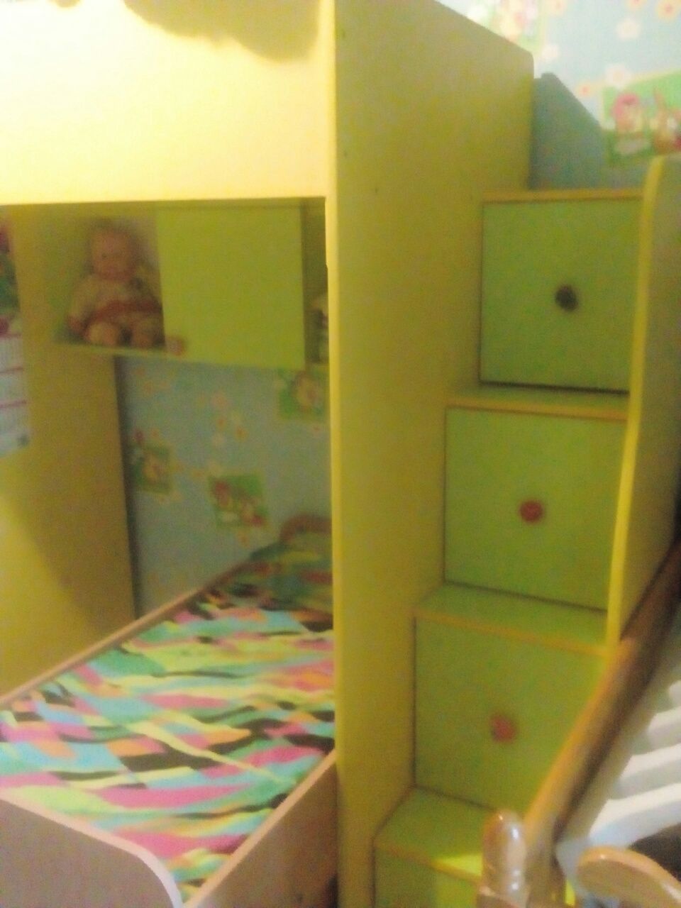 Детская стенка: шкаф, комод, кровать- чердак.