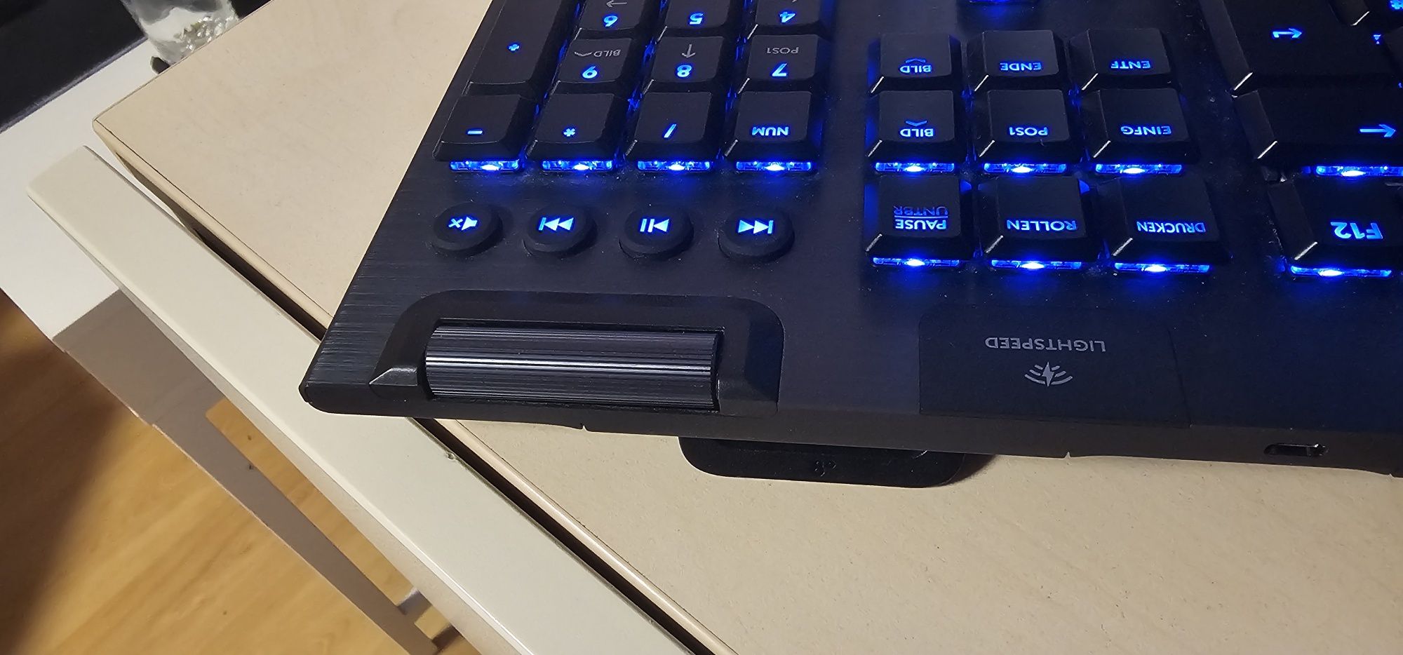 Logitech g915 механична безжична RGB клавиатура.