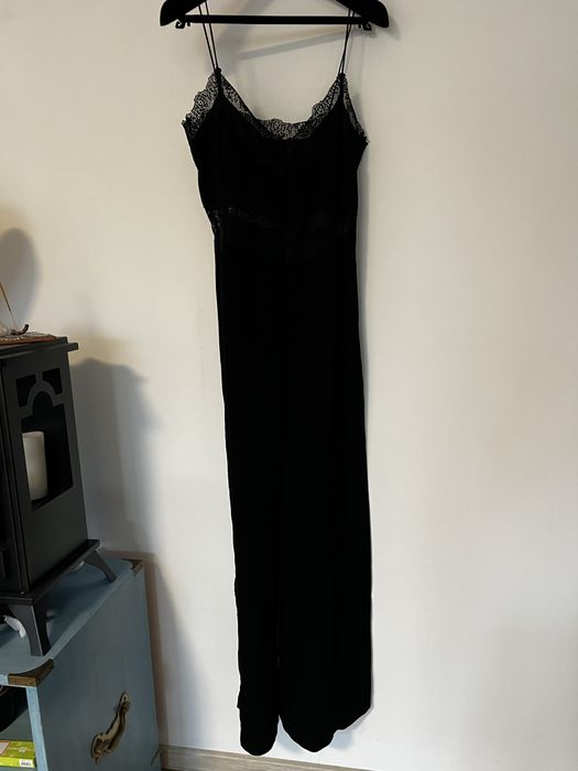 Salopeta neagră cu dantelă de la Zara