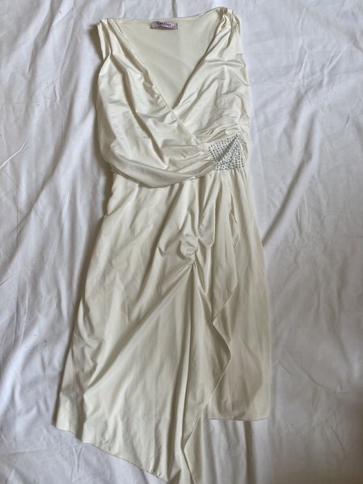 Rochie alba cu accesoriu in talie