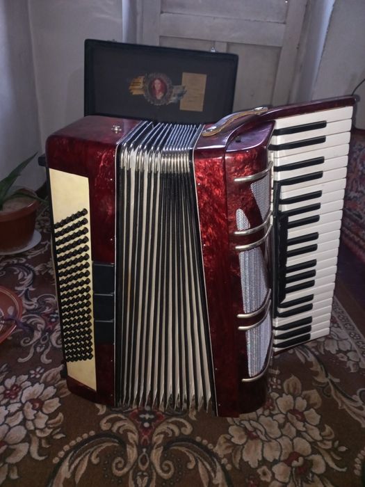 ВОСХОД  akardion sotiladi