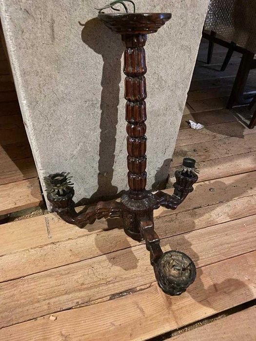 Oglinda, lampadar, lustra, toate sculptate manual.