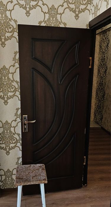 Межкомнатная дверь с коробкой и петлями, срочно не дорого