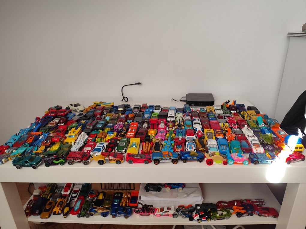 Малки колички Hot wheels 180 броя