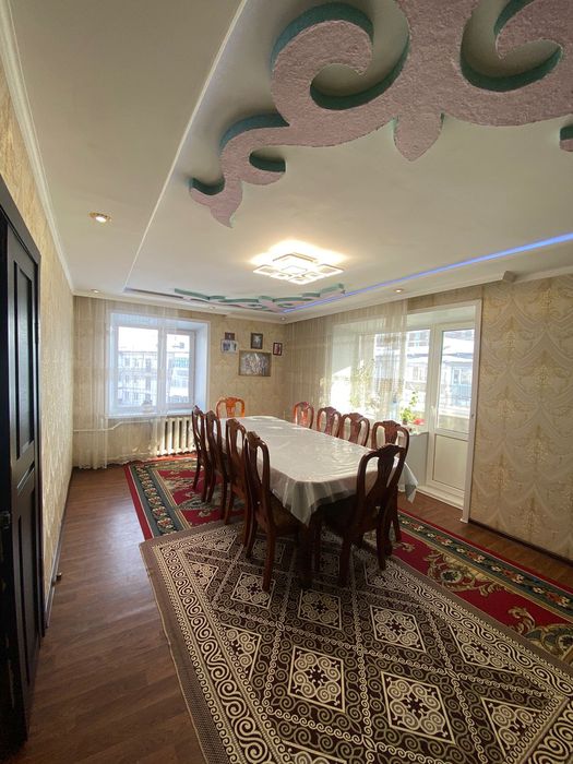 Продам большой гостиный стол и стулья