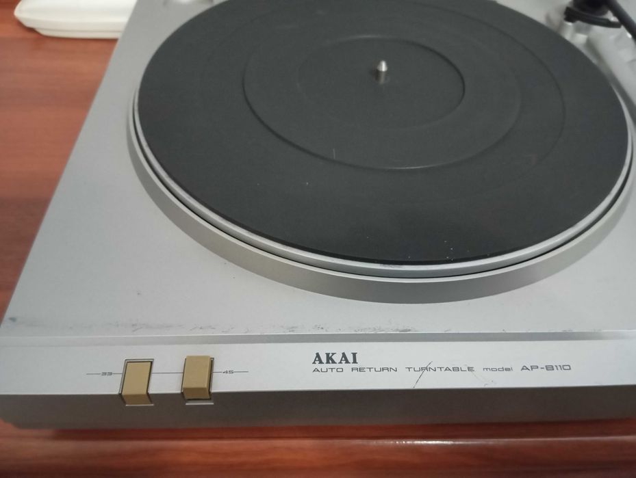 Продам проигрыватель винил дисков AKAI .