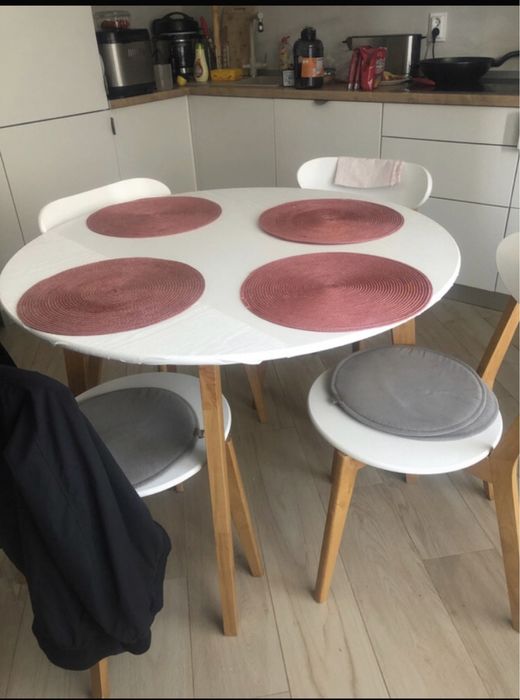Masa rotunda Jisk + 3 scaune