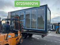 Container modular cu riflaj de lemn si fatada vitrata vitrina gri antr