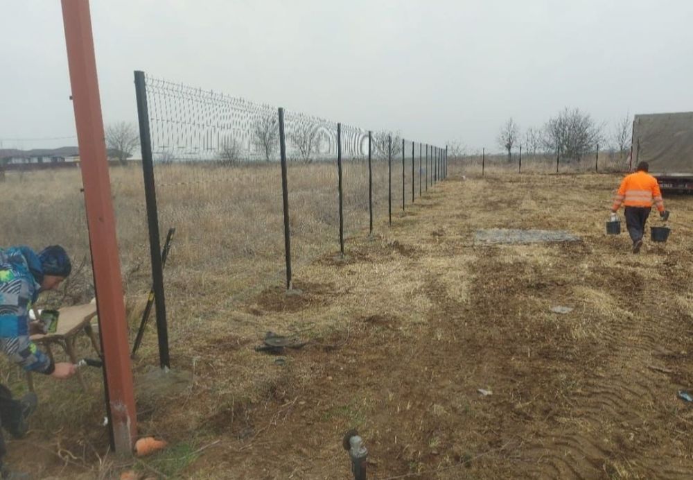 Facem garduri din plasă bordurată sau din șipcă metalică