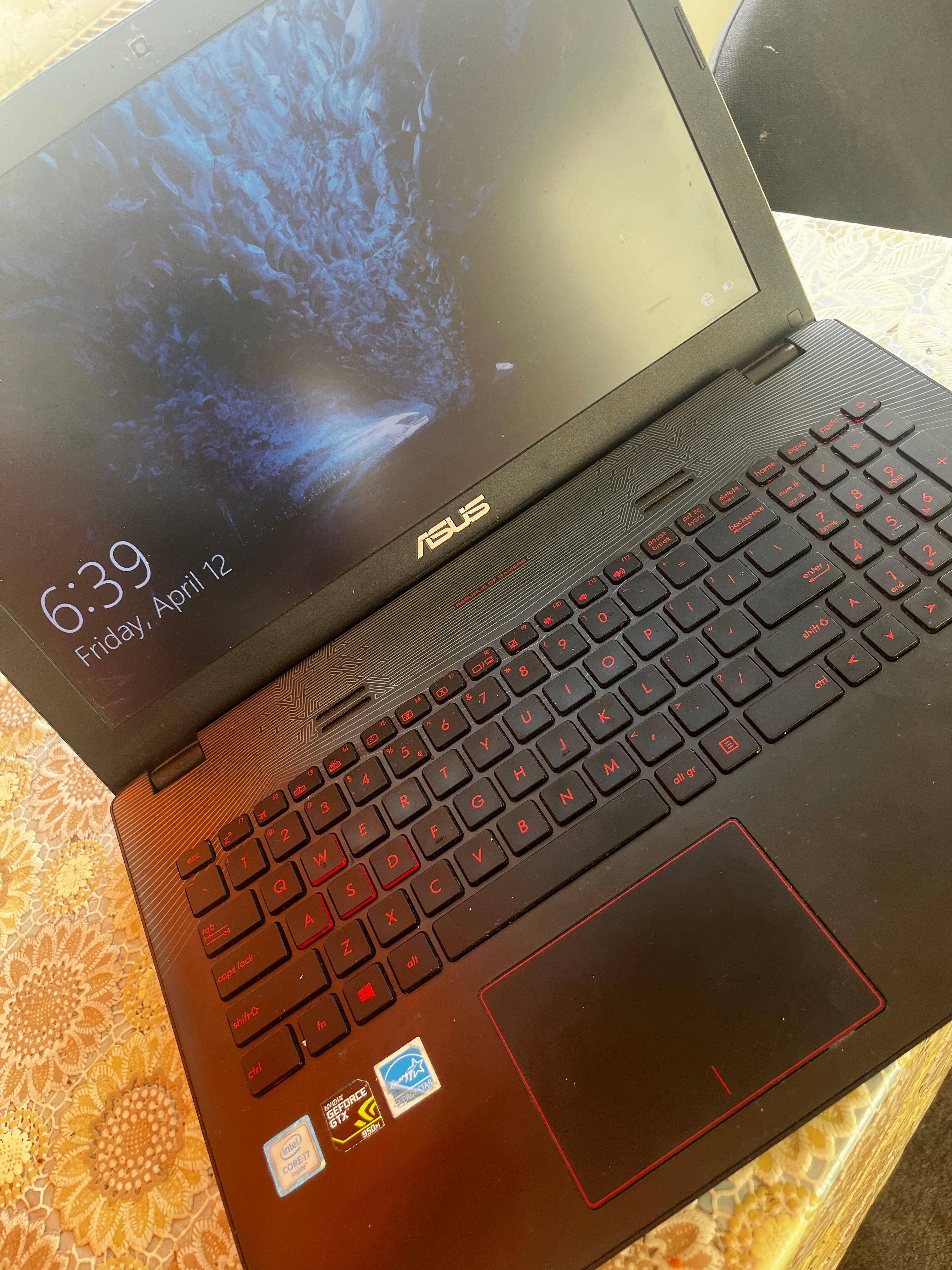 Vând laptop de gaming Asus I7 16 gb RAM și 1200 gb memorie internă