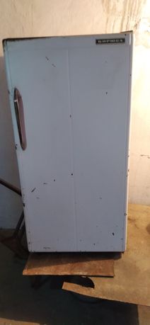 Холодильник Бирюса в среднем состоянии, Белорусского производства.