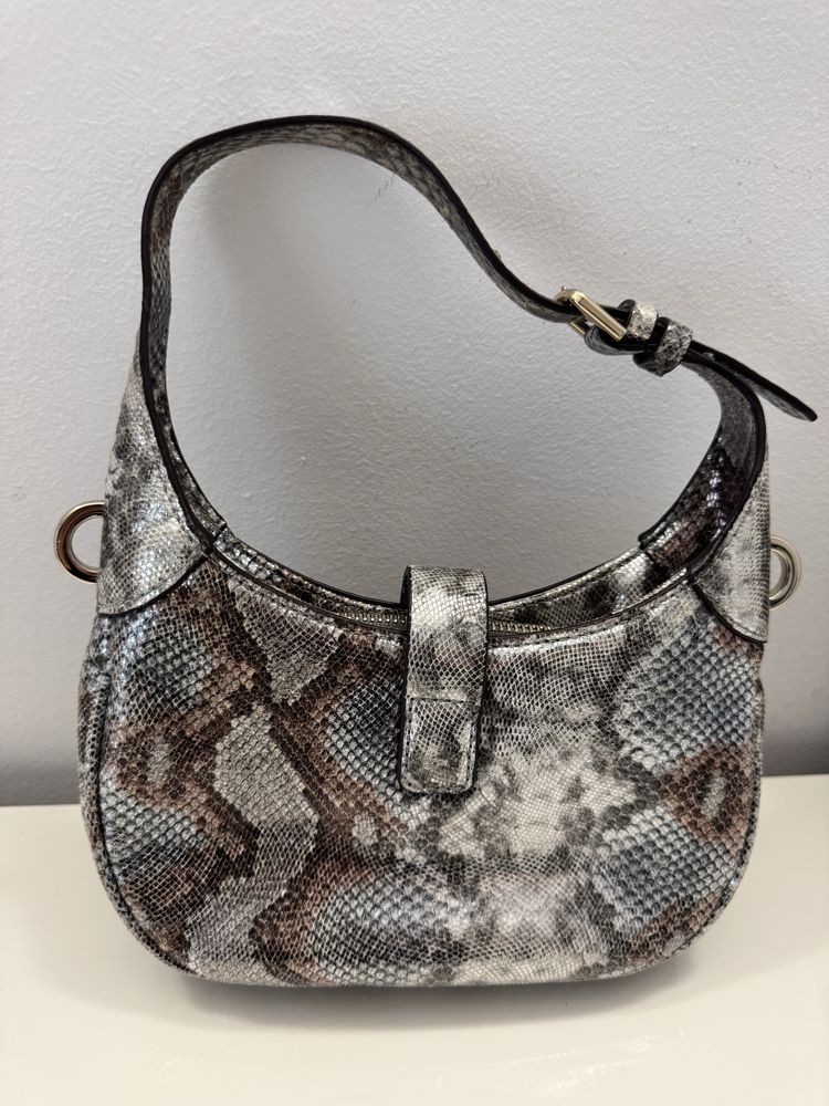 Оригинална чанта на Guess