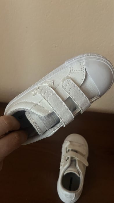 Детски бели кожени кецове с велкро лепенки  Converse All strars