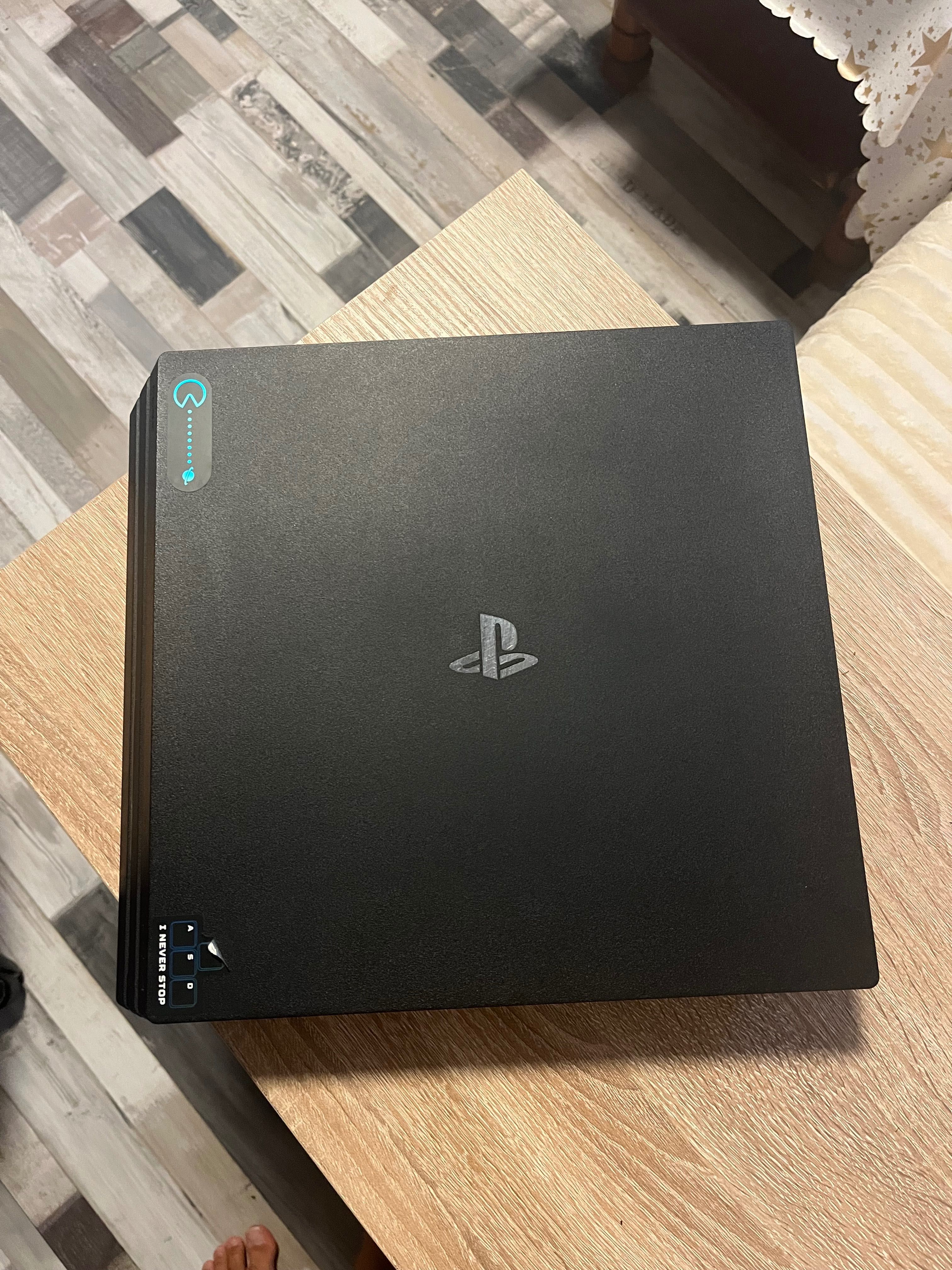 Sony PS4 с джойстик и игри