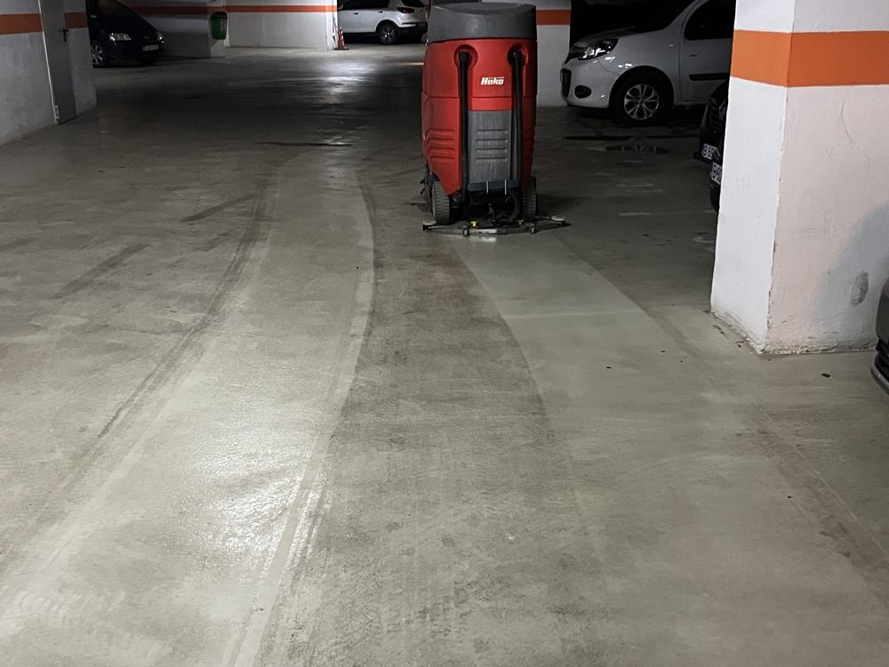 Parcari subterane / fatada sticla , case/