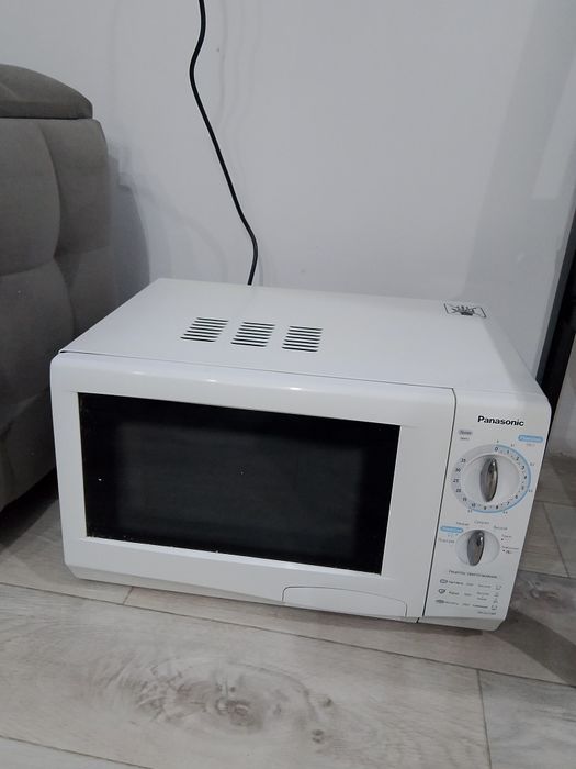 Продам микроволновую печь  Panasonic в отличном состоянии