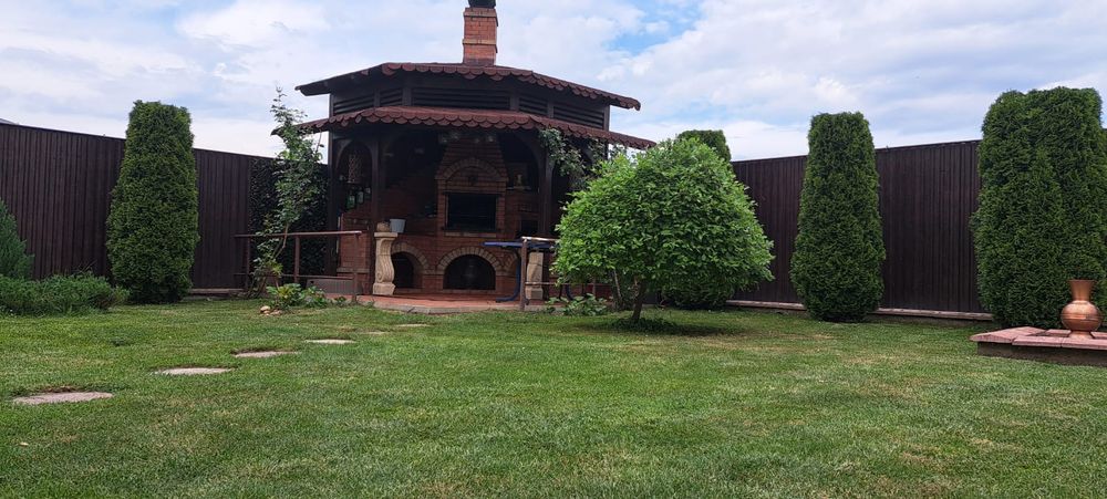 Vând casă + anexă