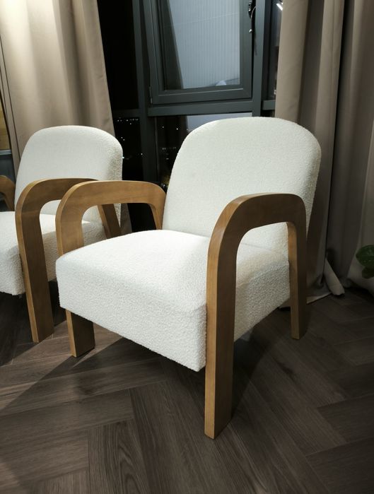 Кресла 2 штуки молочного цвета