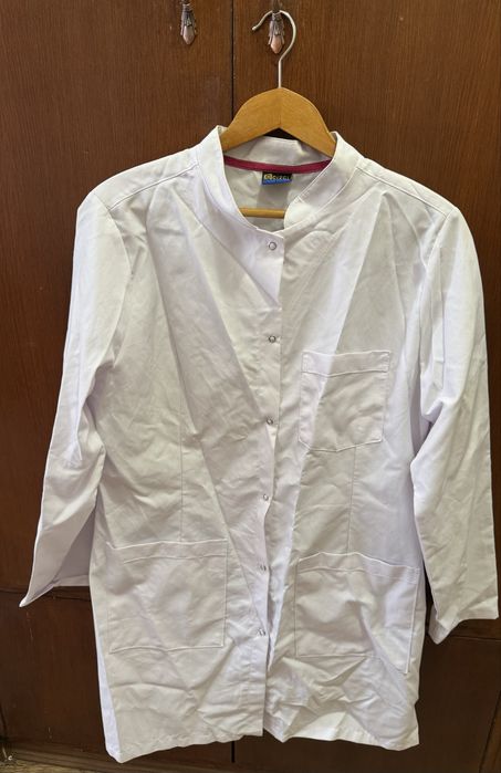 Бяла работна манта