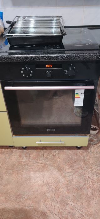 Духовка Samsung работает всё