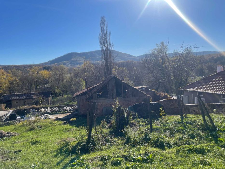 Продава се парцел с постройки - близо до Габрово