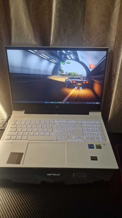 Laptop Gaming HP Victus 16-d1011nq cu suport racire si mouse gaming