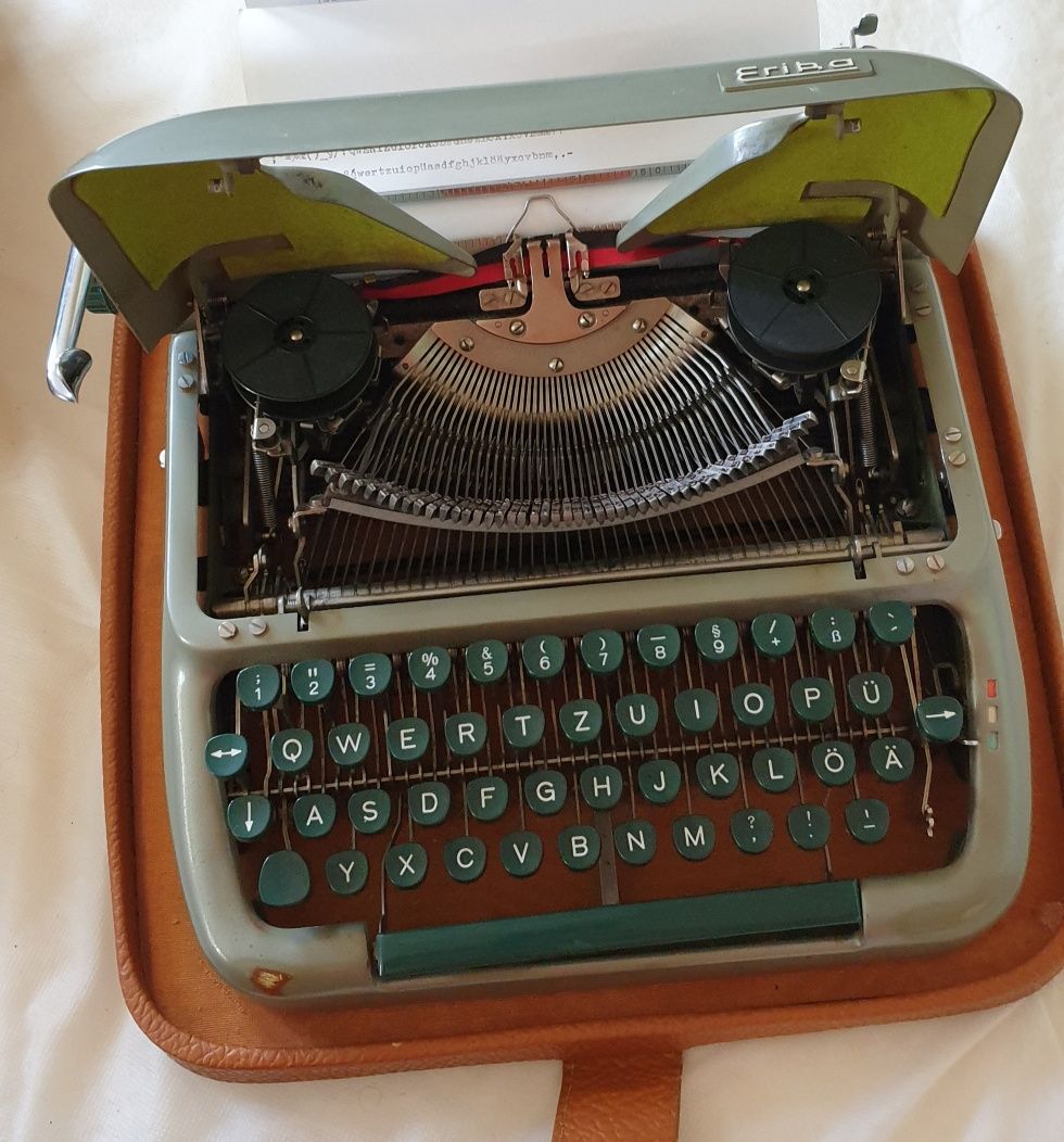 Mașina de scris portabilă Erika Mod 12, 1962