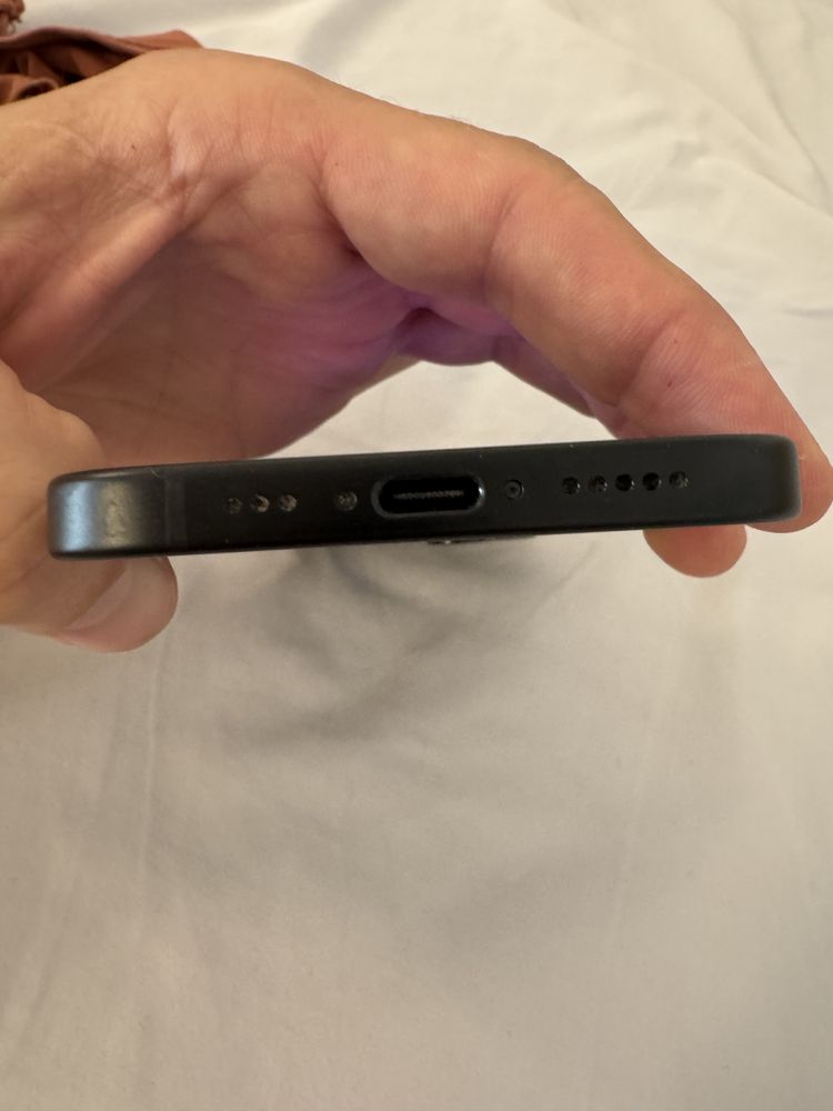 iPhone 15, 128 GB, culoare Midnight, stare excelenta