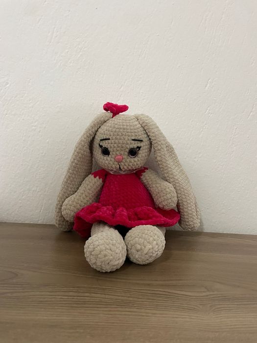 Ръчно плетено зайче с рокля – за деца и декорация