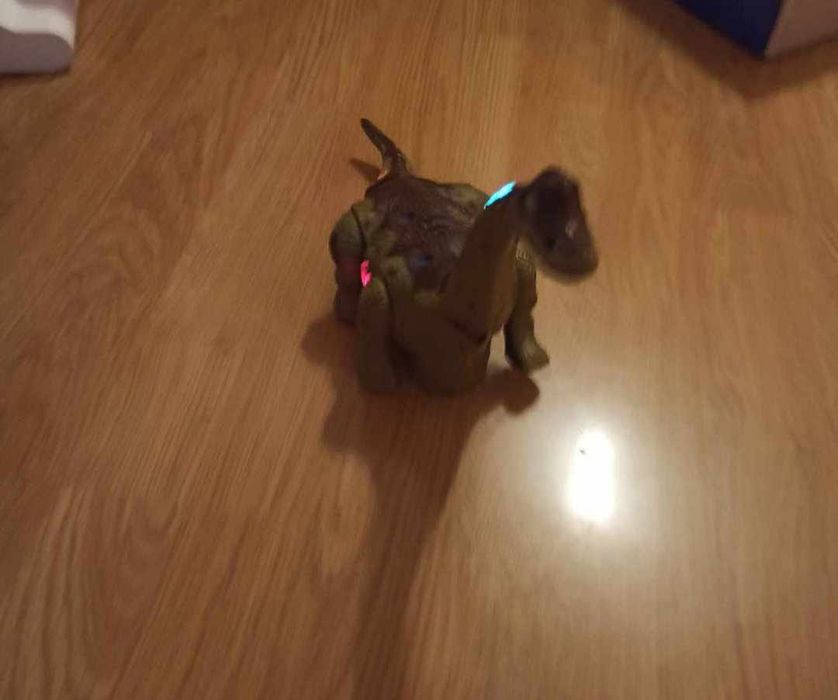 Roboți/ dinozauri cu lumini și sunete