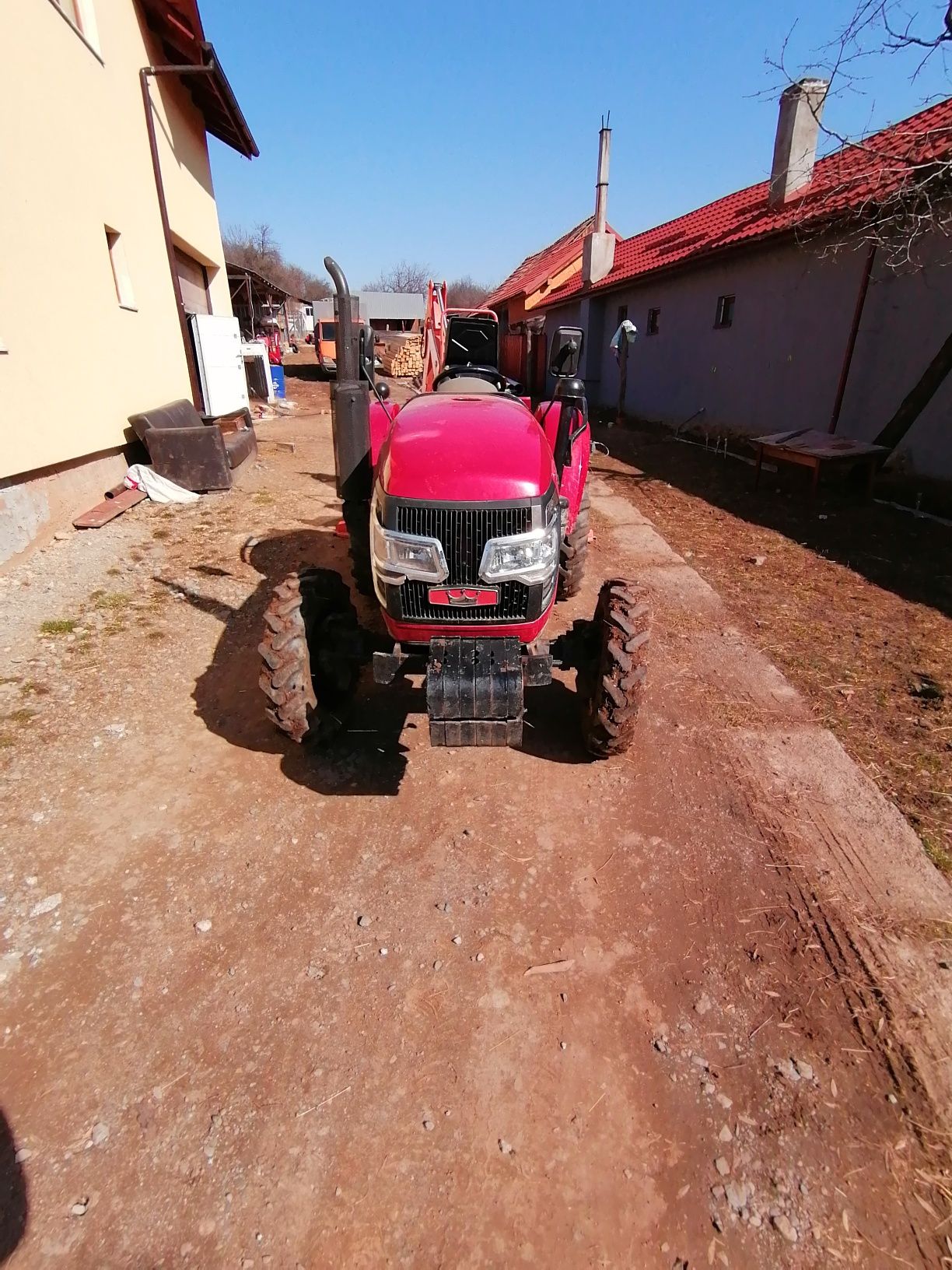 Vând tractor 4x4