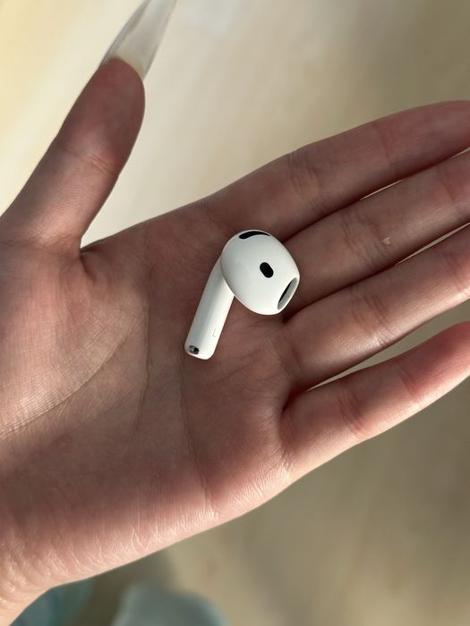 левый наушник AirPods 4