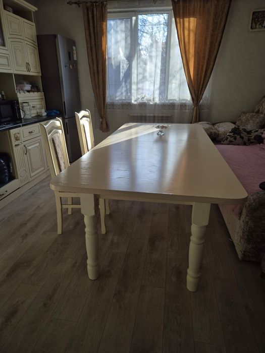 Большой кухонный стол со стульями в хорошем состояний