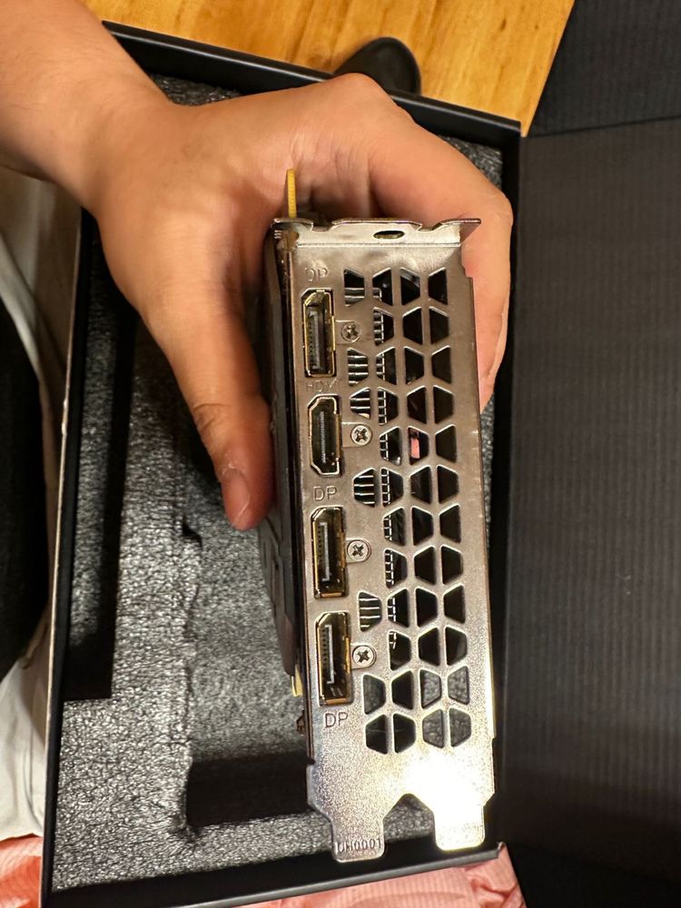 Продаётся видеокарта Gigabyte GeForce GTX 1660 Super, 6 ГБ GDDR6