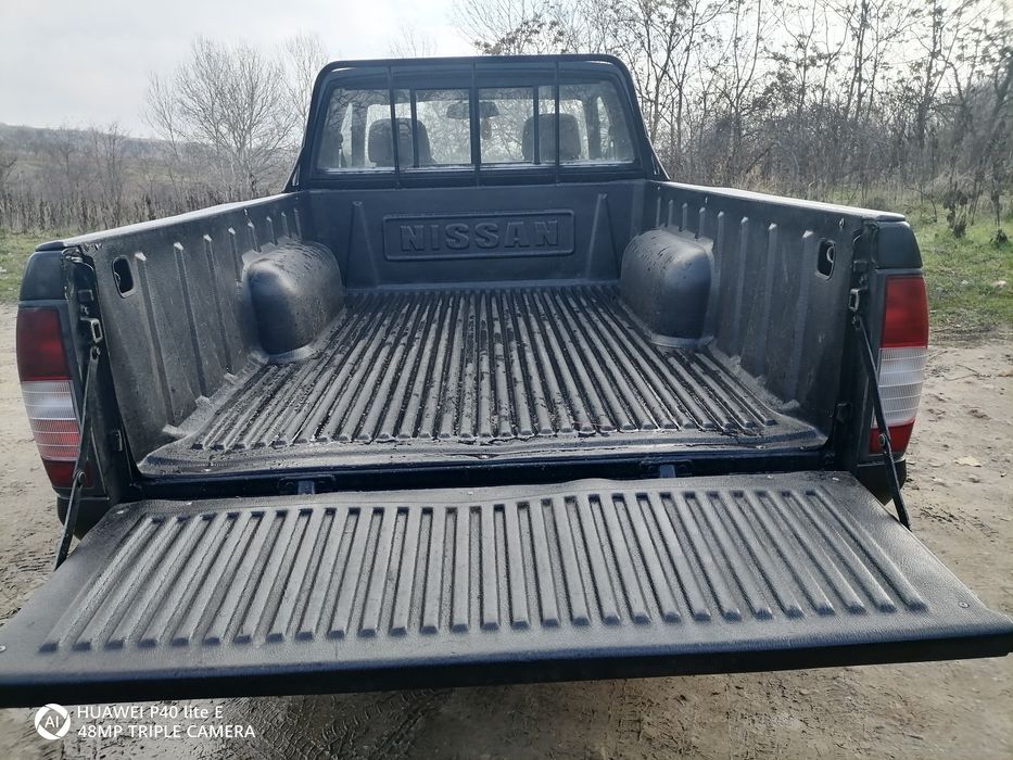 Vând nissan navara