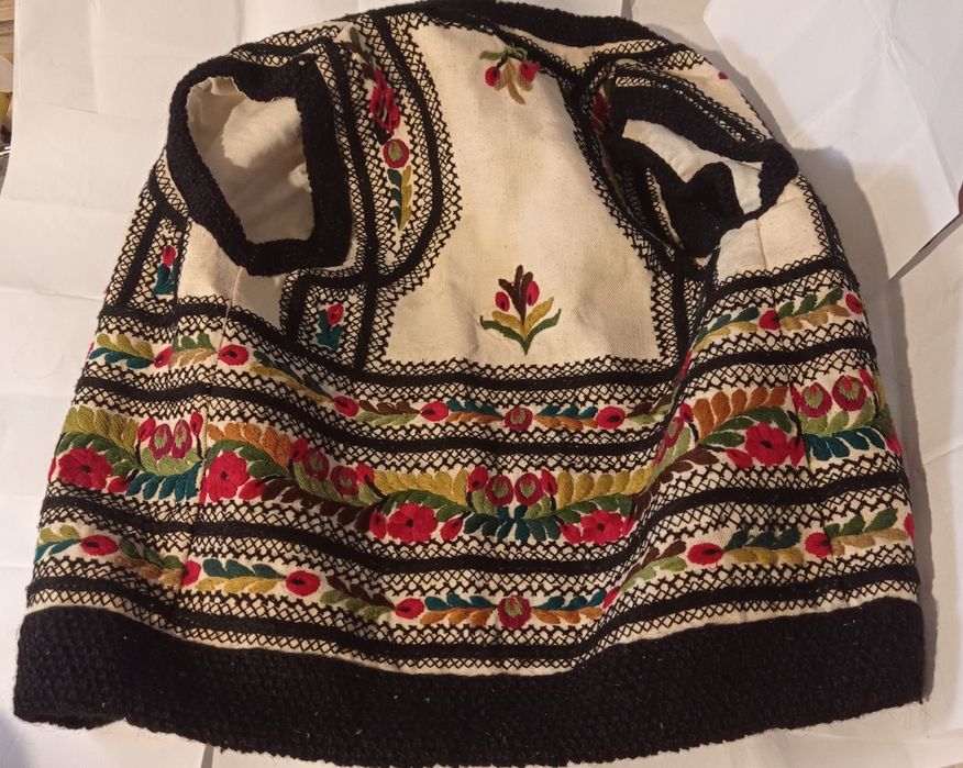 Vând sau schimb obiecte vechi.Preț în funcție de obiectul ales.