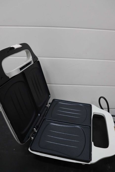 Тостер за сандвичи DOMO DO9056C XL 50% по-големи котлони,с ДЕФЕКТ