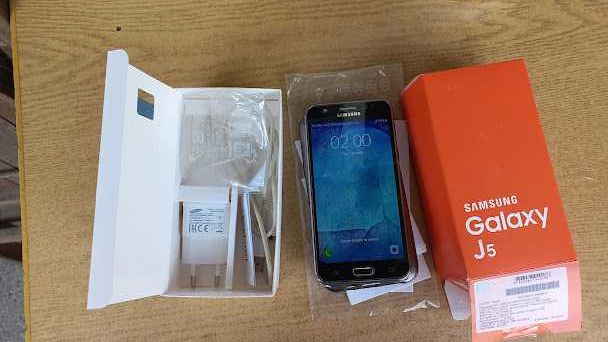 GSM Samsung Galaxy J5, без забележки. Отлична батерия и камера.