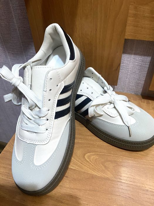 Кроссовки женские новые