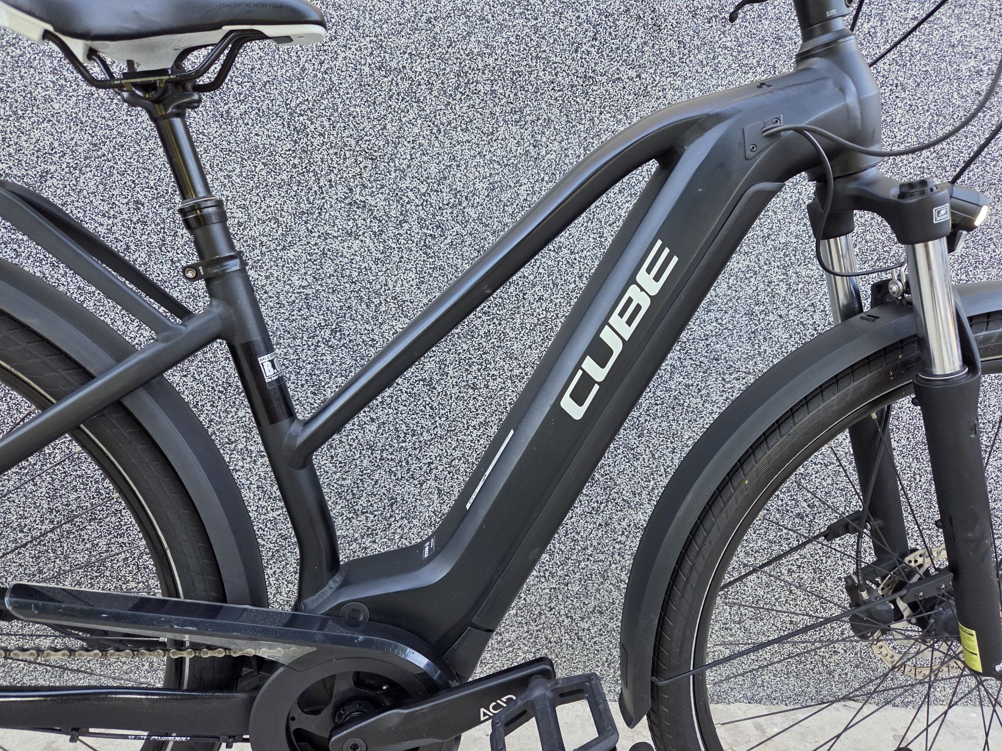 Електрически велосипед Cube Touring 28" с Bosch мотор ПЕРФЕКТЕН!