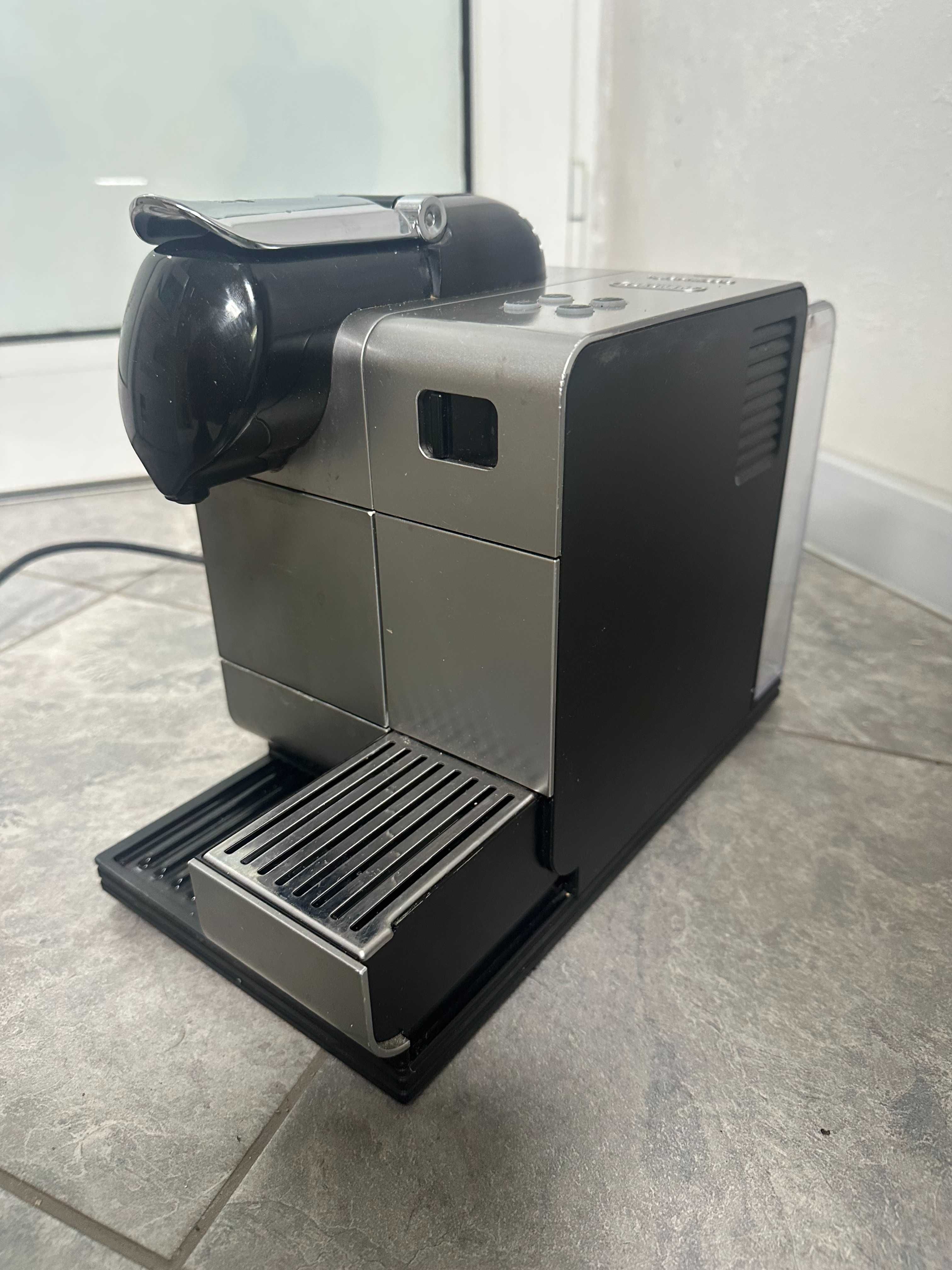 Капсулна кафемашина Nespresso Lattissima Plus Espresso Machine EN520S