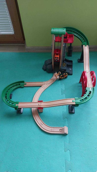 Brio , склад с асансьор и влаково трасе