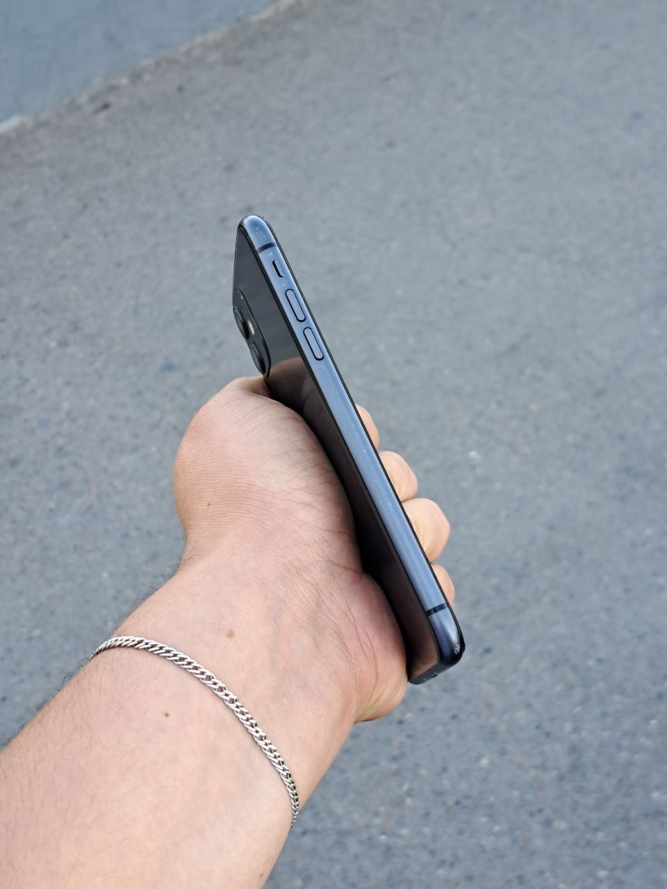 Iphone 11 128gb xolati yaxshi srochno sotiladi