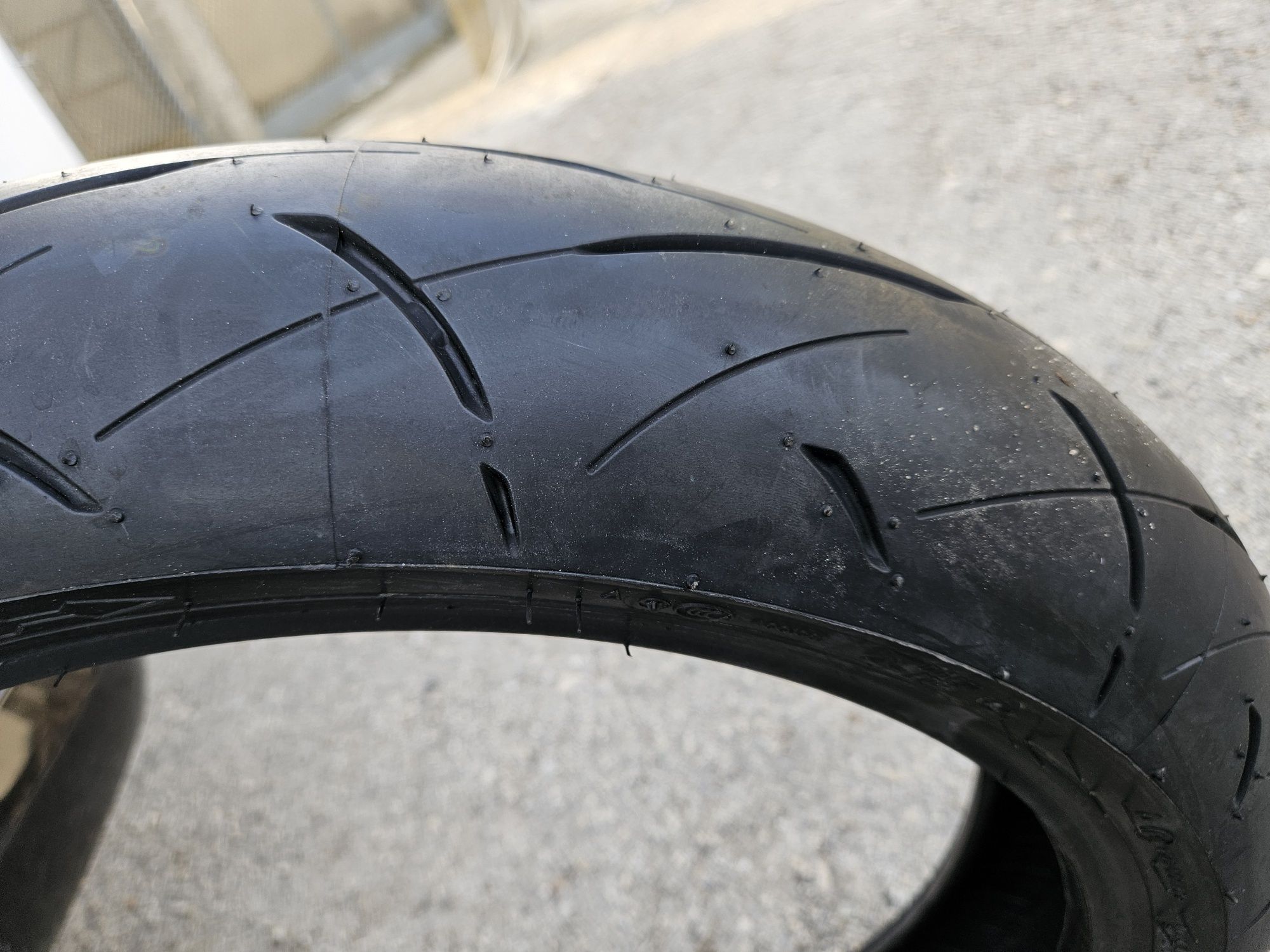 Комплект гуми за мотор
dunlop roadsmart 2 190/50zr17 дот 6718
dunlop r