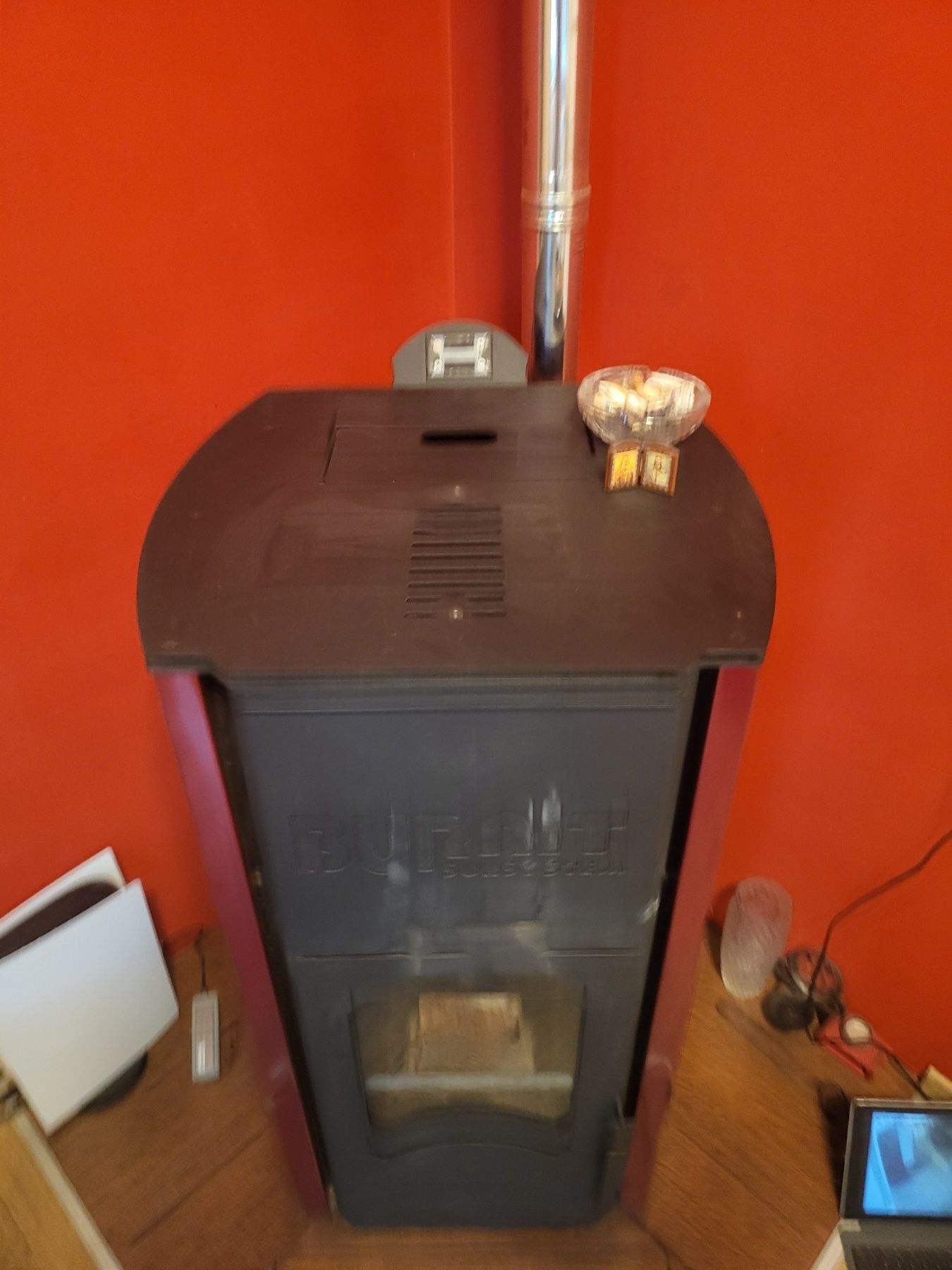 Продавам пелетна камина Burnet Comfort 25 Kw с водна риза